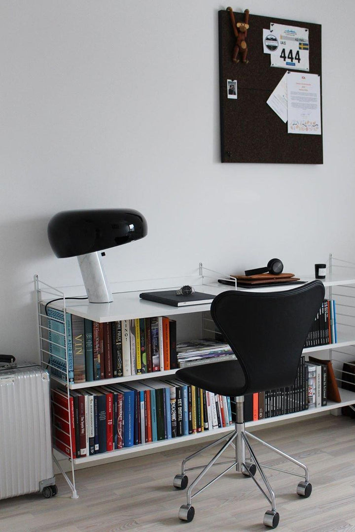 Lampka stołowa z marmurową dekoracją