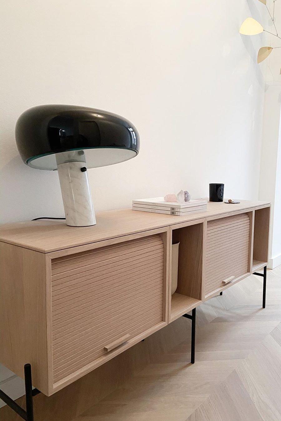 Lampka stołowa z marmurową dekoracją