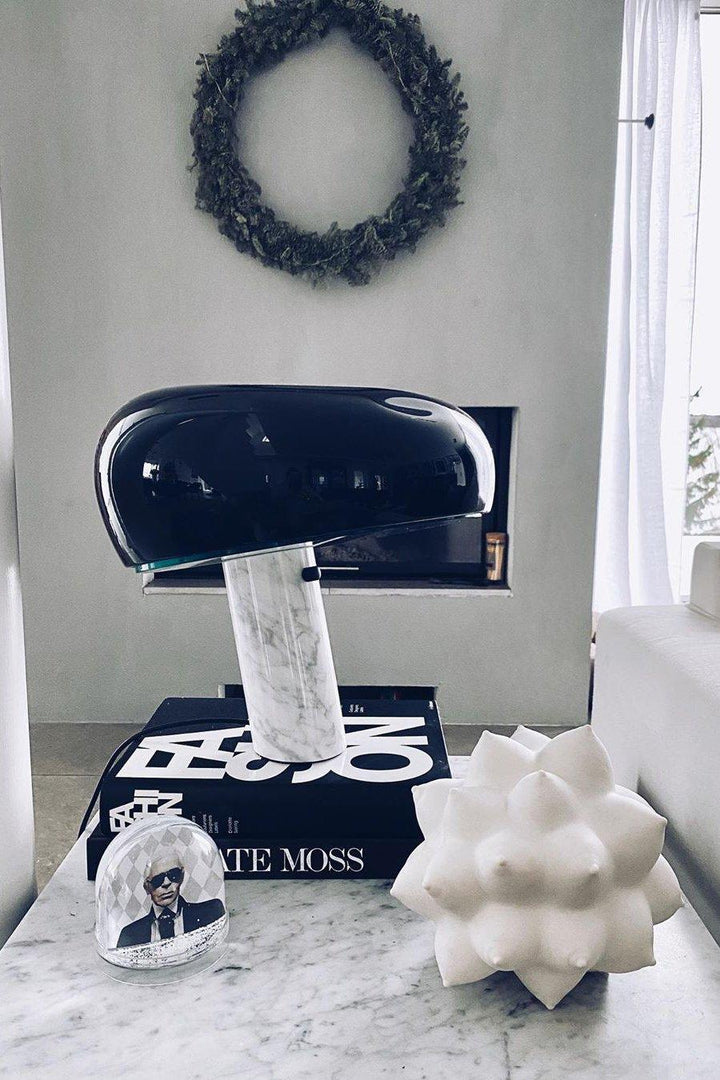 Lampka stołowa z marmurową dekoracją