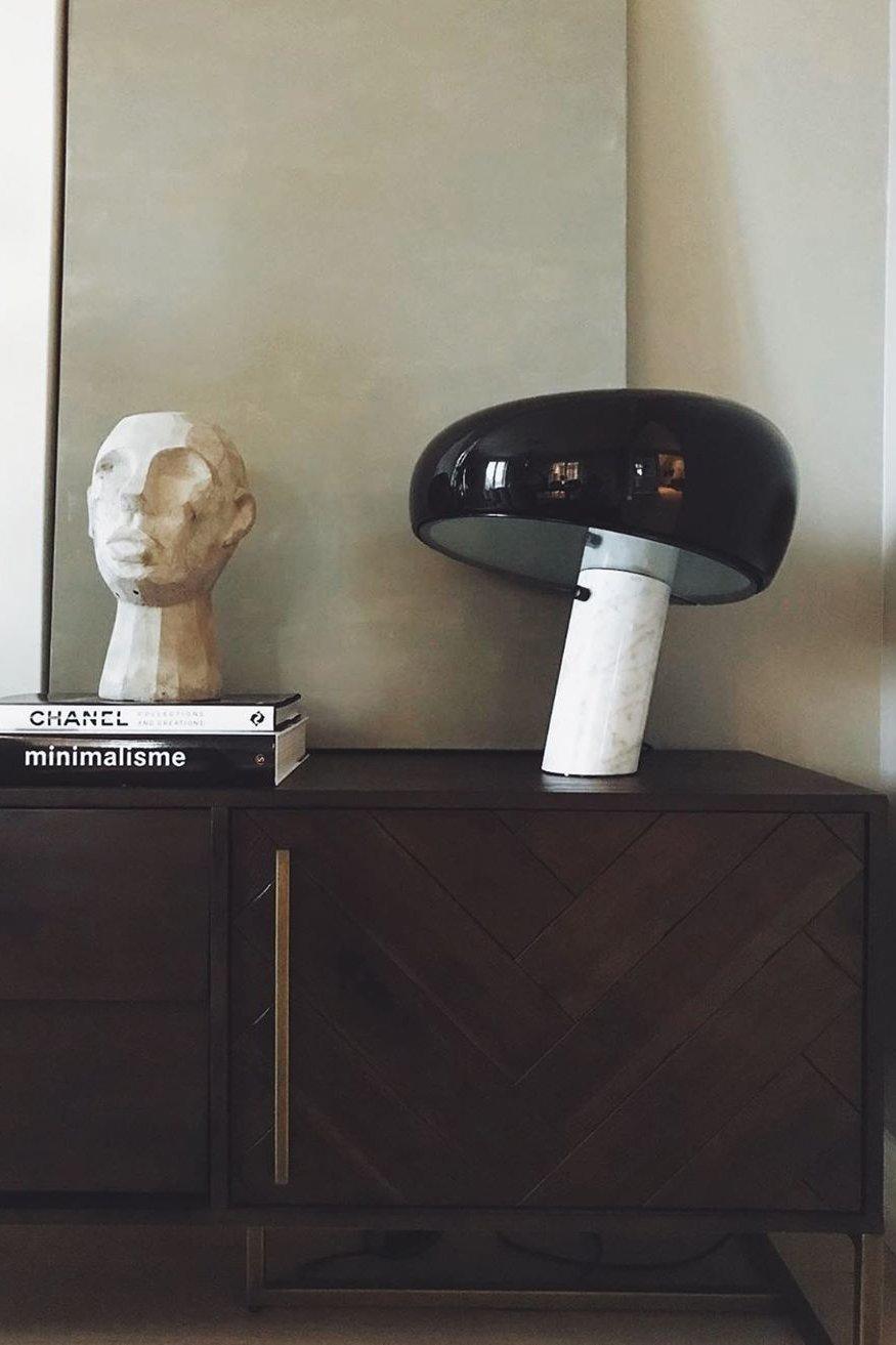 Lampka stołowa z marmurową dekoracją