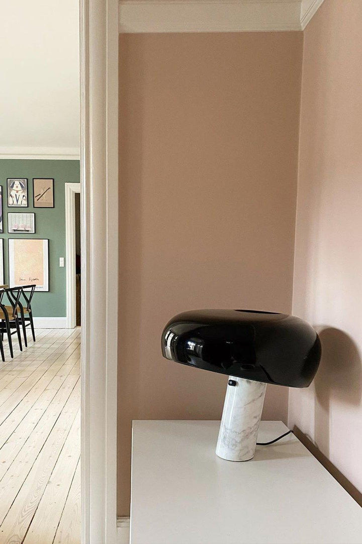 Lampka stołowa z marmurową dekoracją