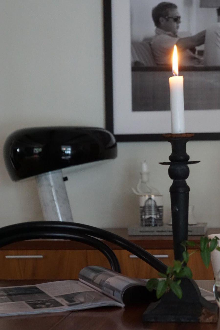 Lampka stołowa z marmurową dekoracją