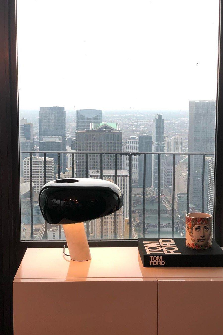 Lampka stołowa z marmurową dekoracją