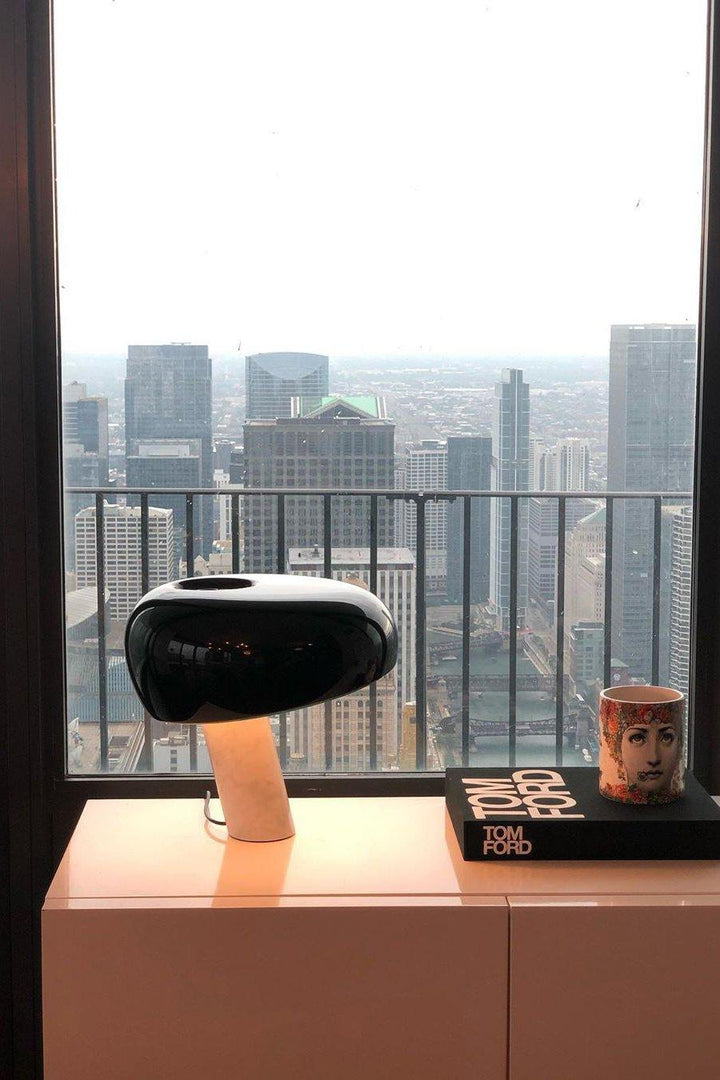 Lampka stołowa z marmurową dekoracją