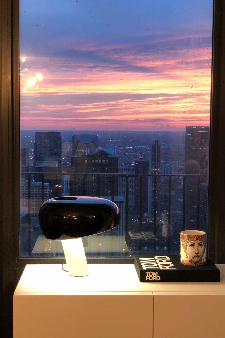 Lampka stołowa z marmurową dekoracją