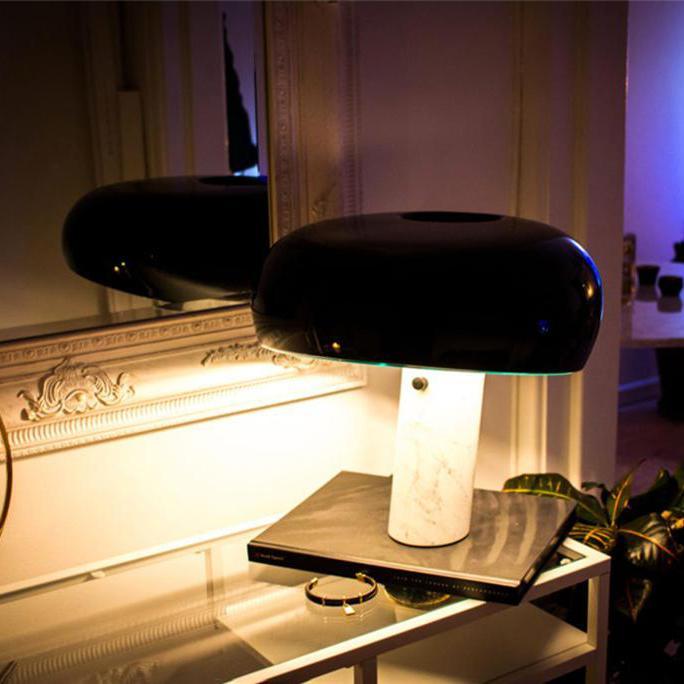 Lampka stołowa z marmurową dekoracją