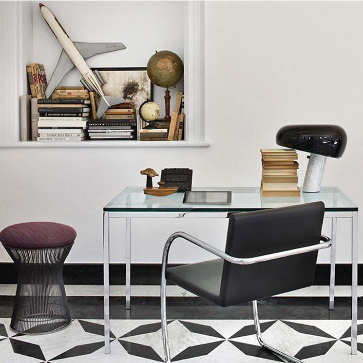 Lampka stołowa z marmurową dekoracją