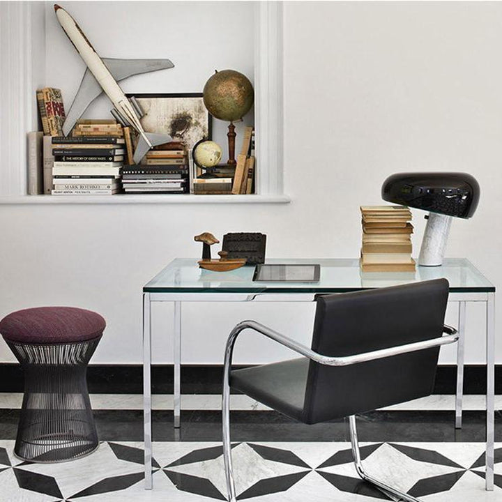 Lampka stołowa z marmurową dekoracją