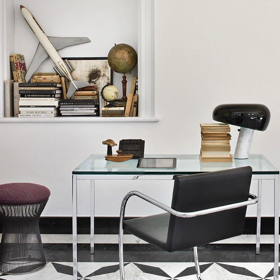 Lampka stołowa z marmurową dekoracją