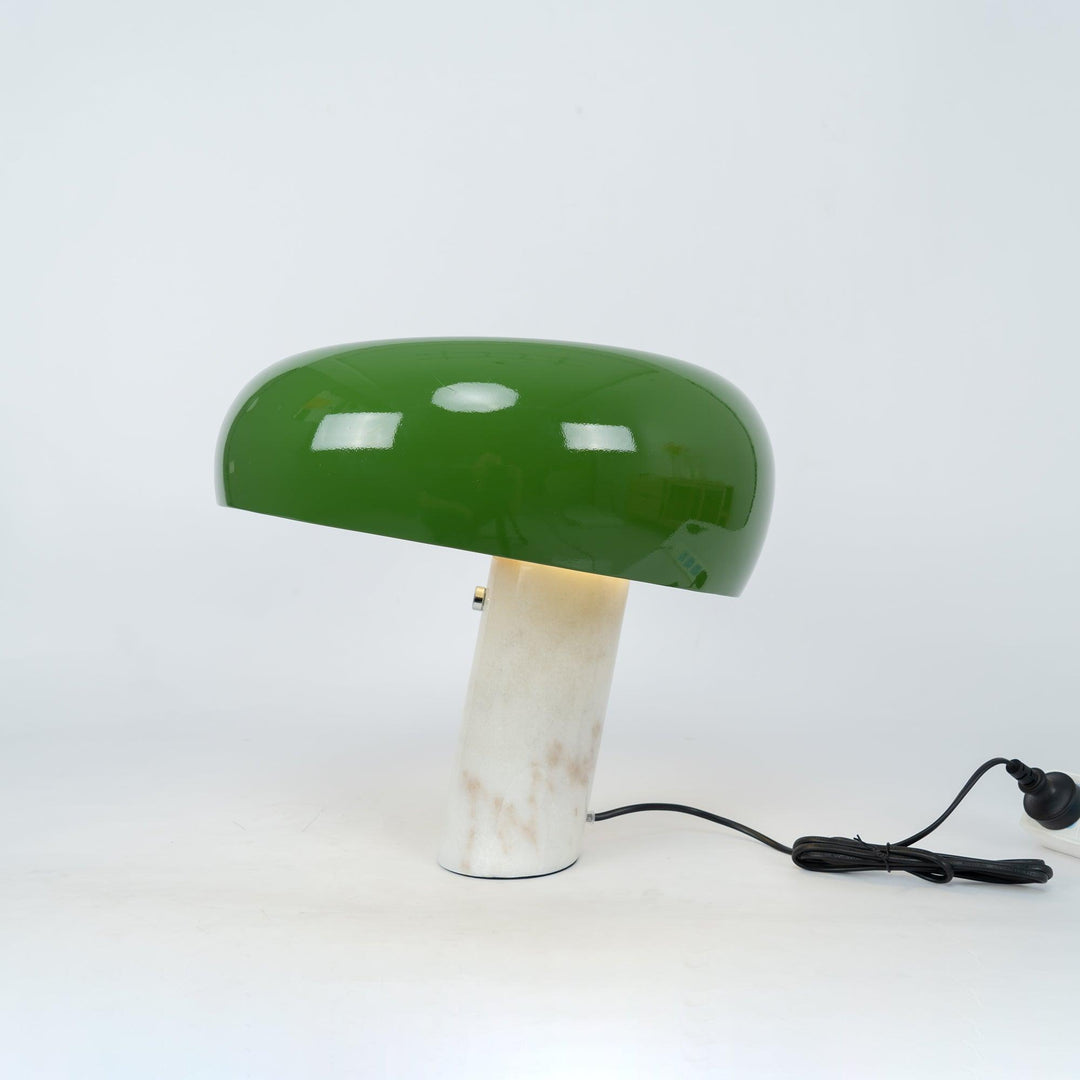 Lampka stołowa z marmurową dekoracją