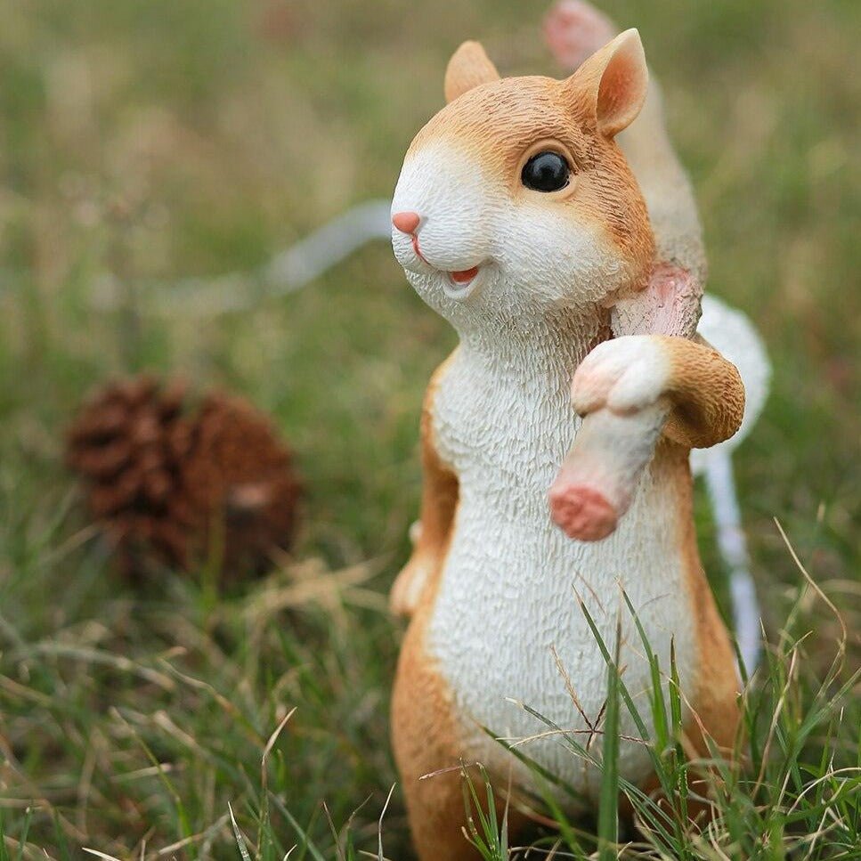 Lampka stołowa w kształcie wiewiórki