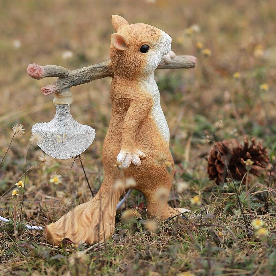 Lampka stołowa w kształcie wiewiórki