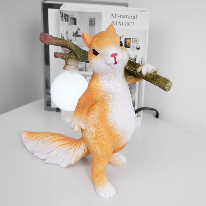 Lampka stołowa w kształcie wiewiórki