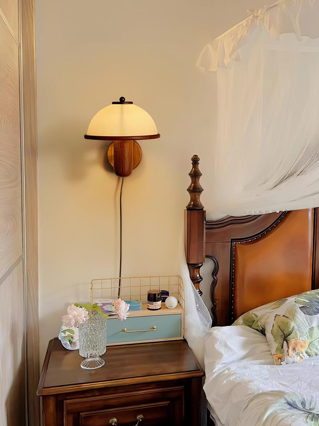 Lampa ścienna z drewna w kształcie grzyba