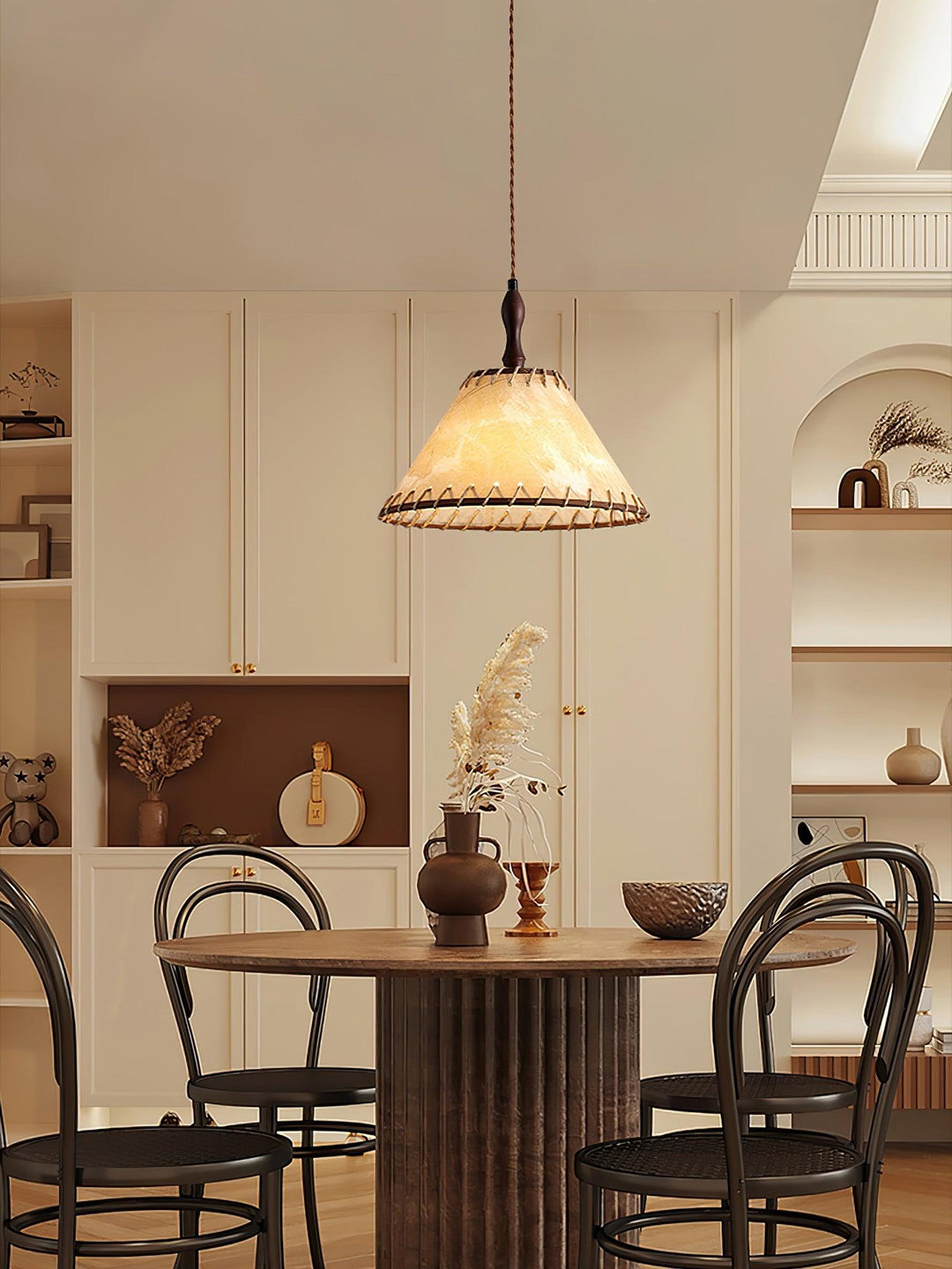 Lampa wisząca z drewna i tkaniny