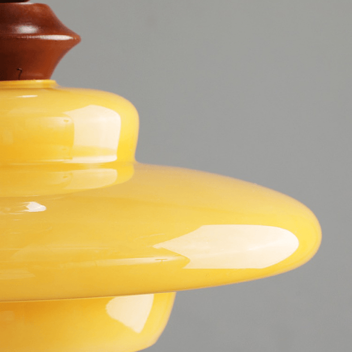 Szklana lampa wisząca w stylu vintage – ciepłe światło do jadalni