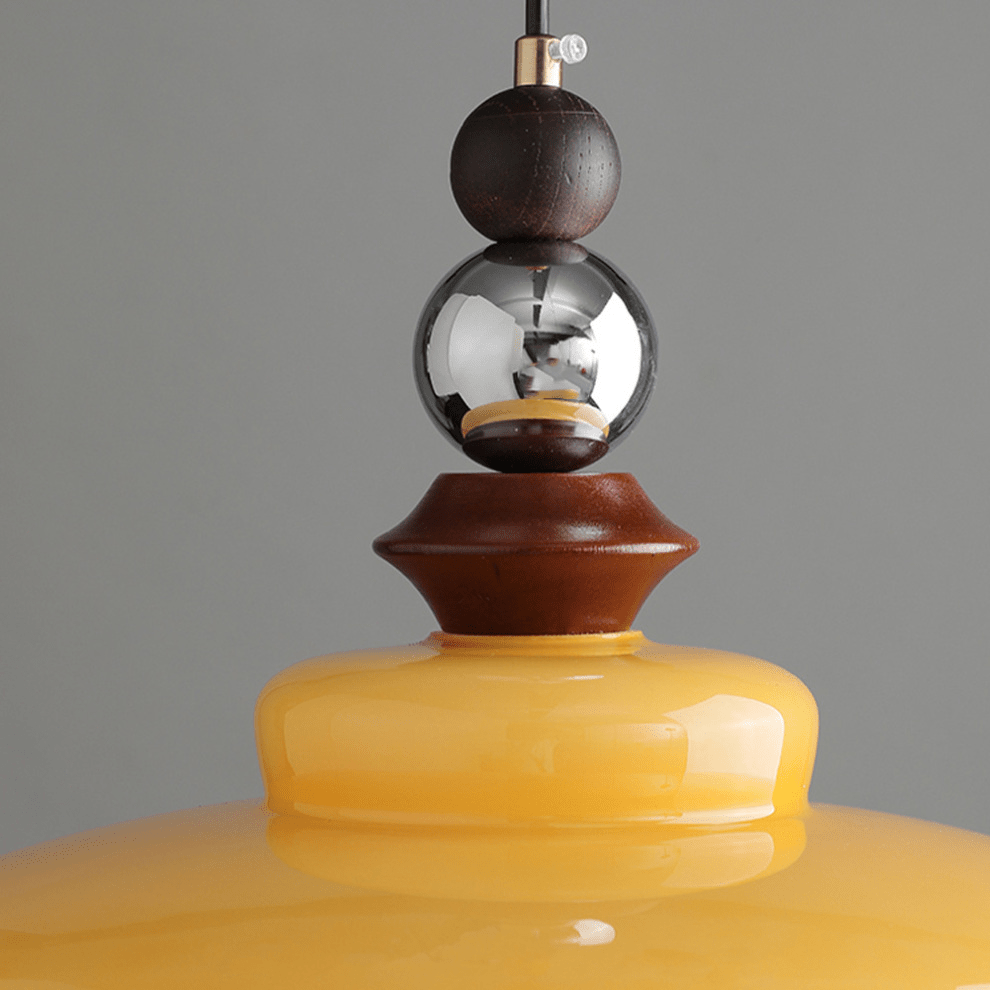 Szklana lampa wisząca w stylu vintage – ciepłe światło do jadalni