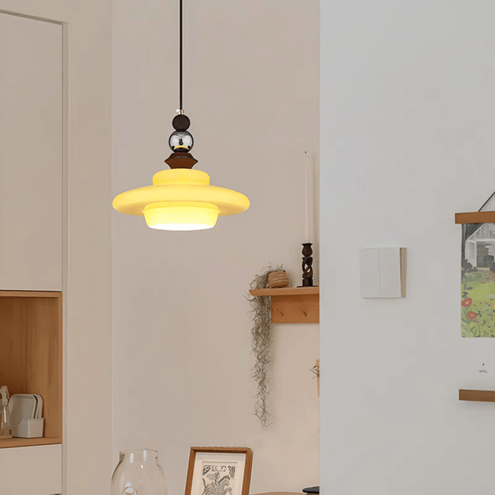 Szklana lampa wisząca w stylu vintage – ciepłe światło do jadalni