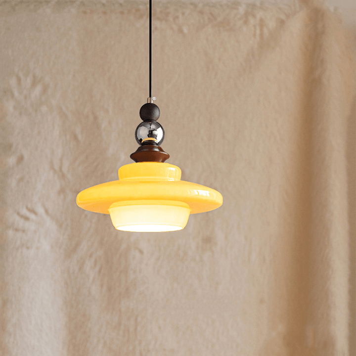 Szklana lampa wisząca w stylu vintage – ciepłe światło do jadalni