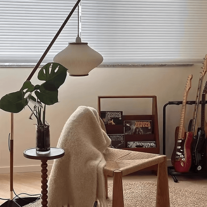 Lampa podłogowa w stylu średniowiecznym