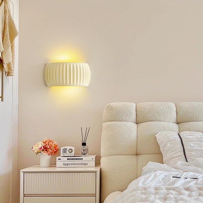 Nowoczesna lampa ścienna z żywicy w stylu Art Deco