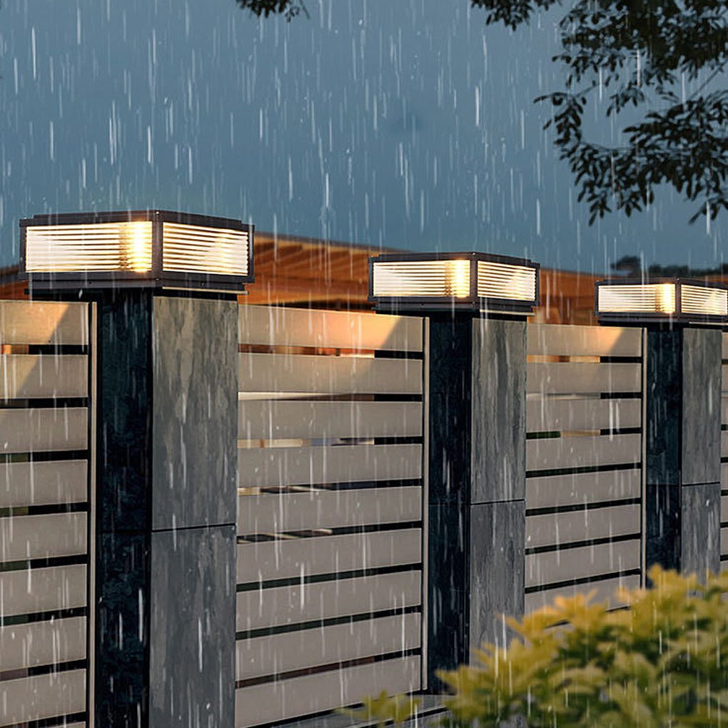 Kwadratowa, żebrowana lampa słupkowa do montażu na zewnątrz