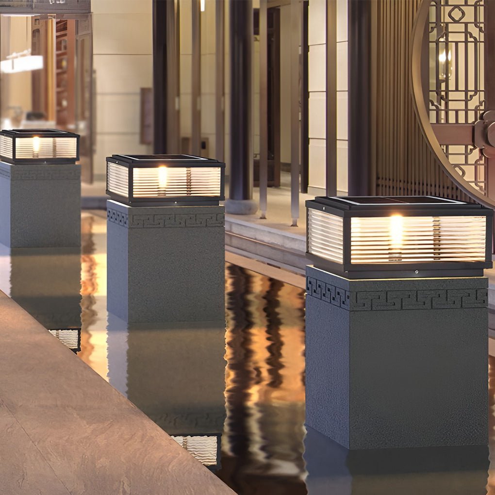 Kwadratowa, żebrowana lampa słupkowa do montażu na zewnątrz