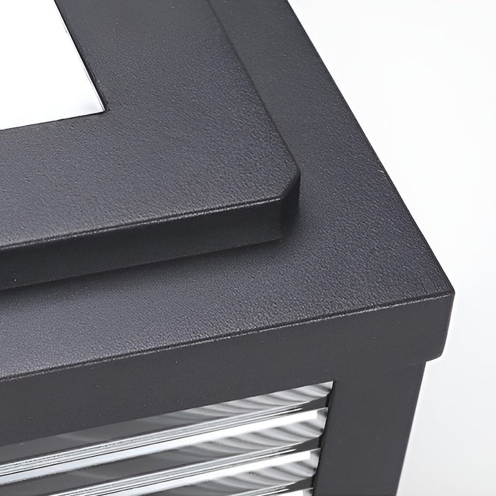 Kwadratowa, żebrowana lampa słupkowa do montażu na zewnątrz