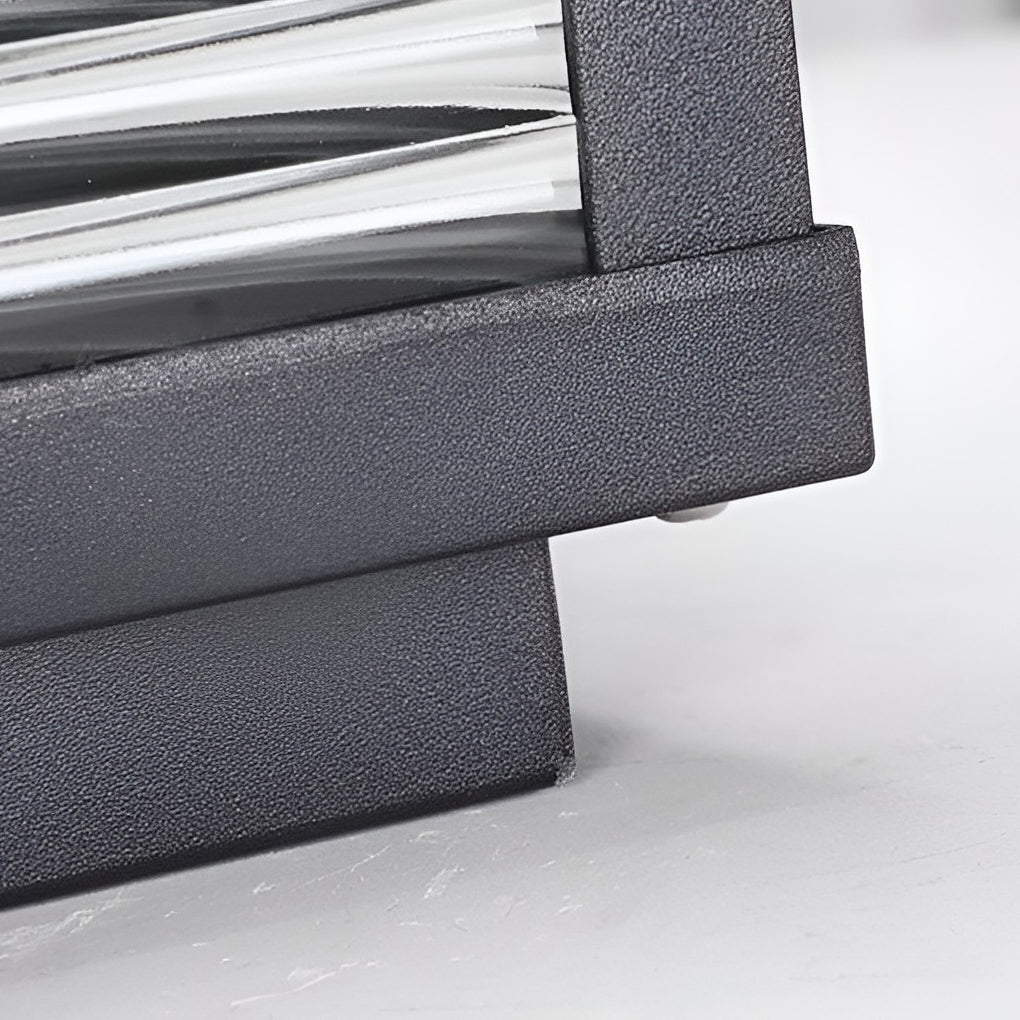 Kwadratowa, żebrowana lampa słupkowa do montażu na zewnątrz