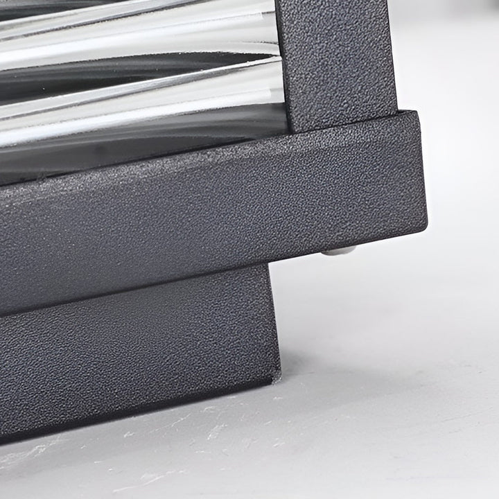 Kwadratowa, żebrowana lampa słupkowa do montażu na zewnątrz