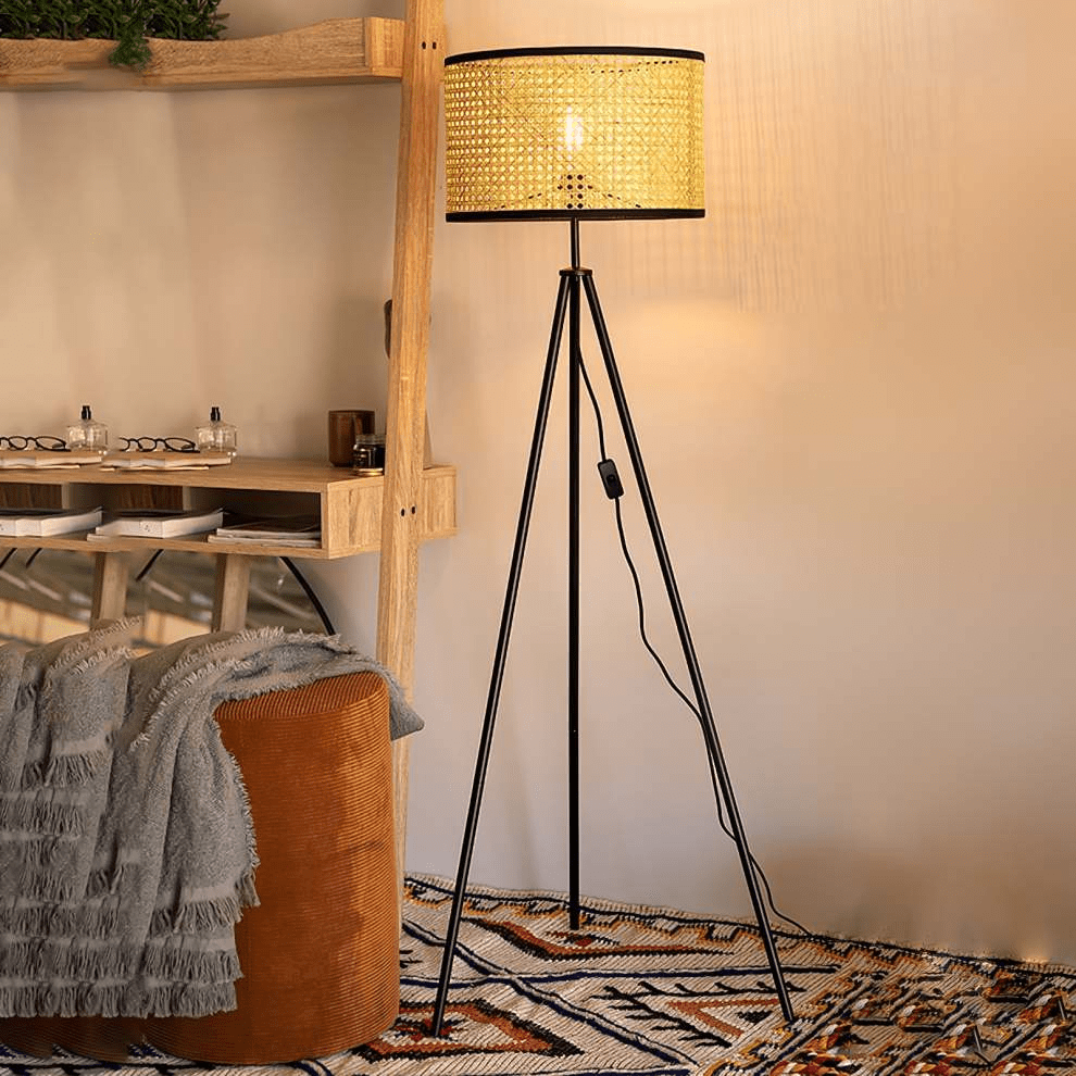 Lampa podłogowa z rattanu na trójnogu
