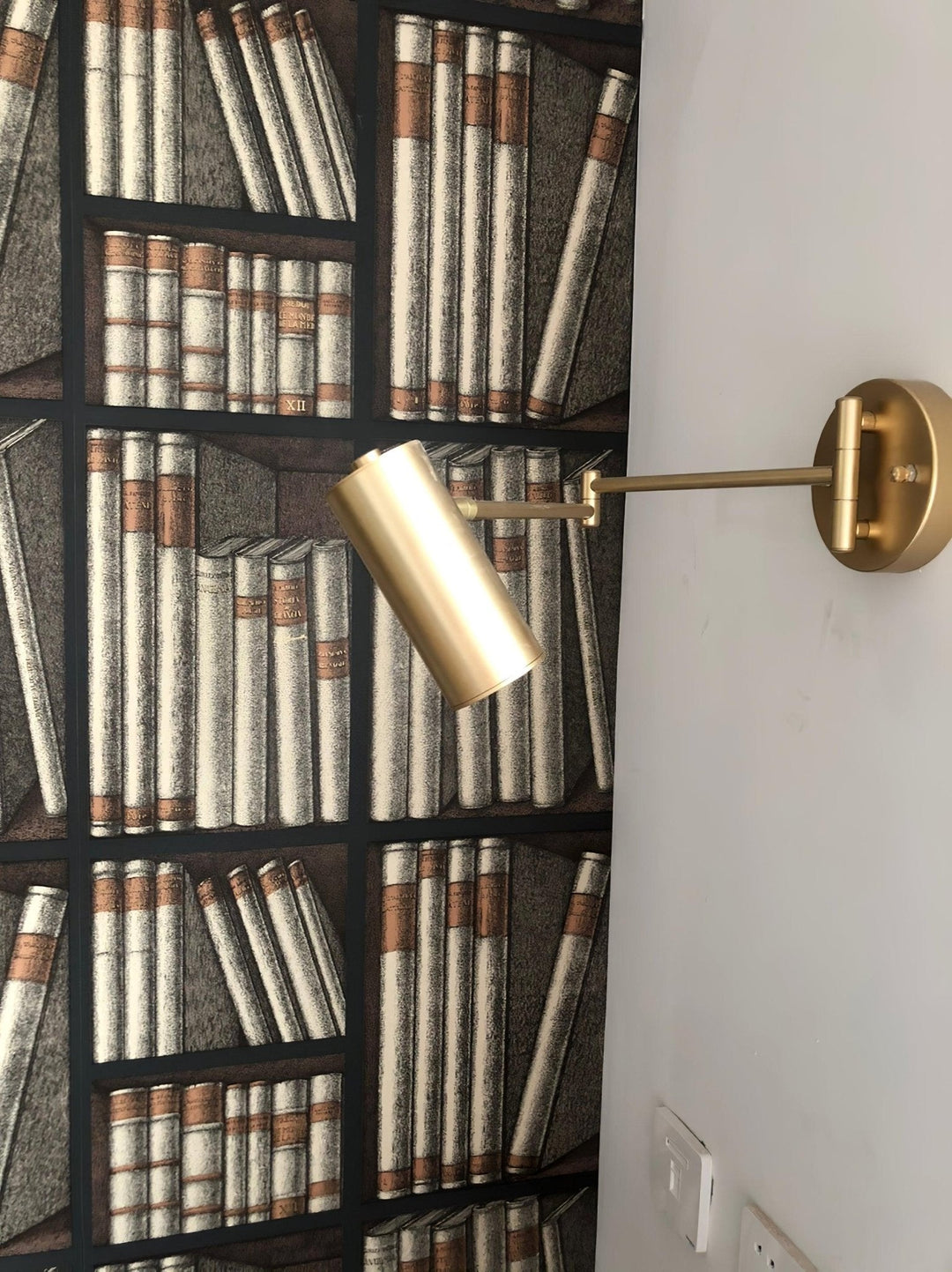 Lampa ścienna z ruchomym ramieniem